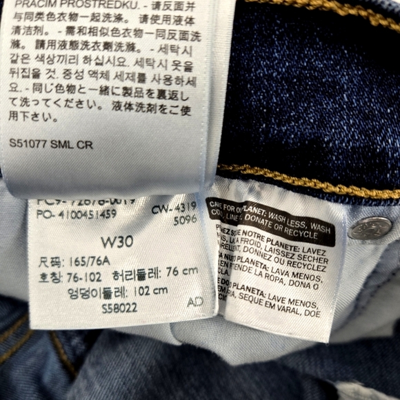 Levi's High Rise Short Dark Wash Denim - Picture 13 of 14